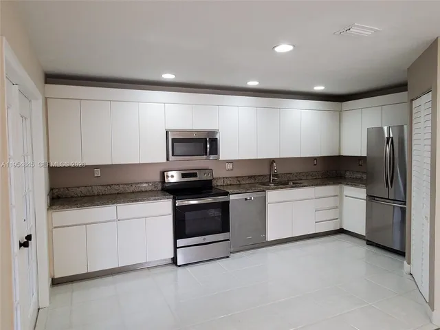 $3,050 | 561 Racquet Club Road, Unit 24, Weston, FL 33326