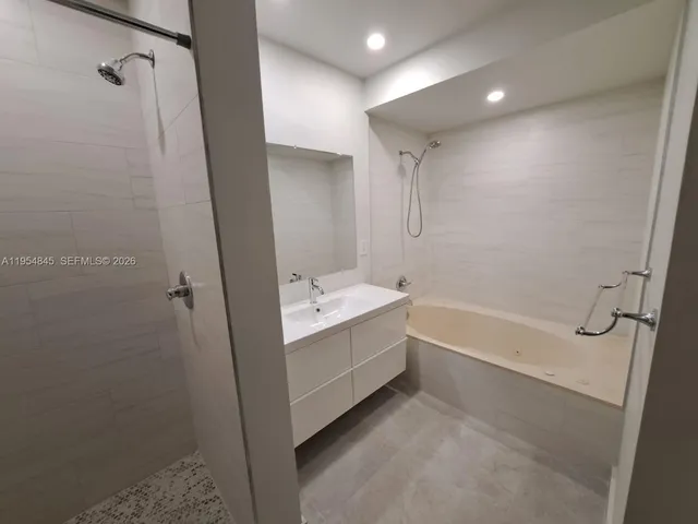 $3,050 | 561 Racquet Club Road, Unit 24, Weston, FL 33326