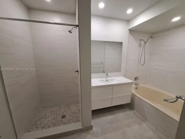 $3,050 | 561 Racquet Club Road, Unit 24, Weston, FL 33326