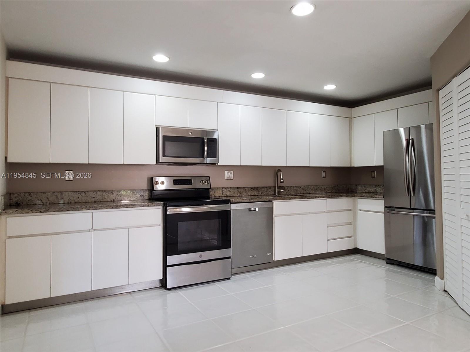 561 Racquet Club Road, Unit 24 Weston, FL 33326 - Photo 2 of 24