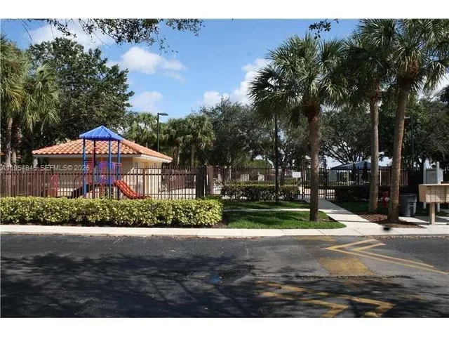 $3,050 | 561 Racquet Club Road, Unit 24, Weston, FL 33326