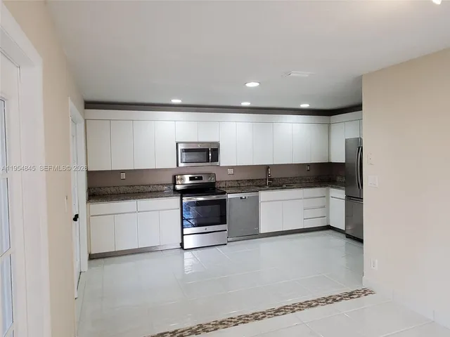 $3,050 | 561 Racquet Club Road, Unit 24, Weston, FL 33326