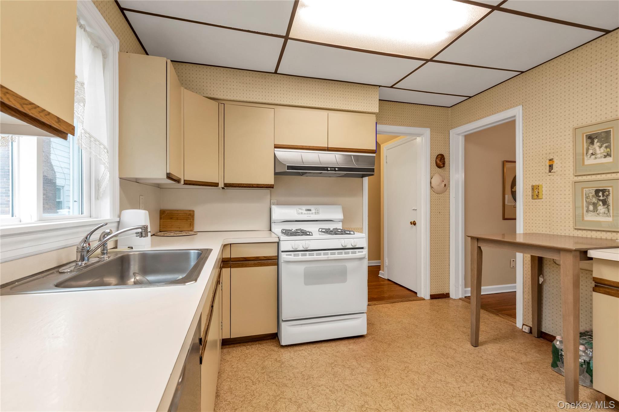 165 Linmouth Road Malverne, NY 11565 - Photo 9 of 26 Eat in kitchen