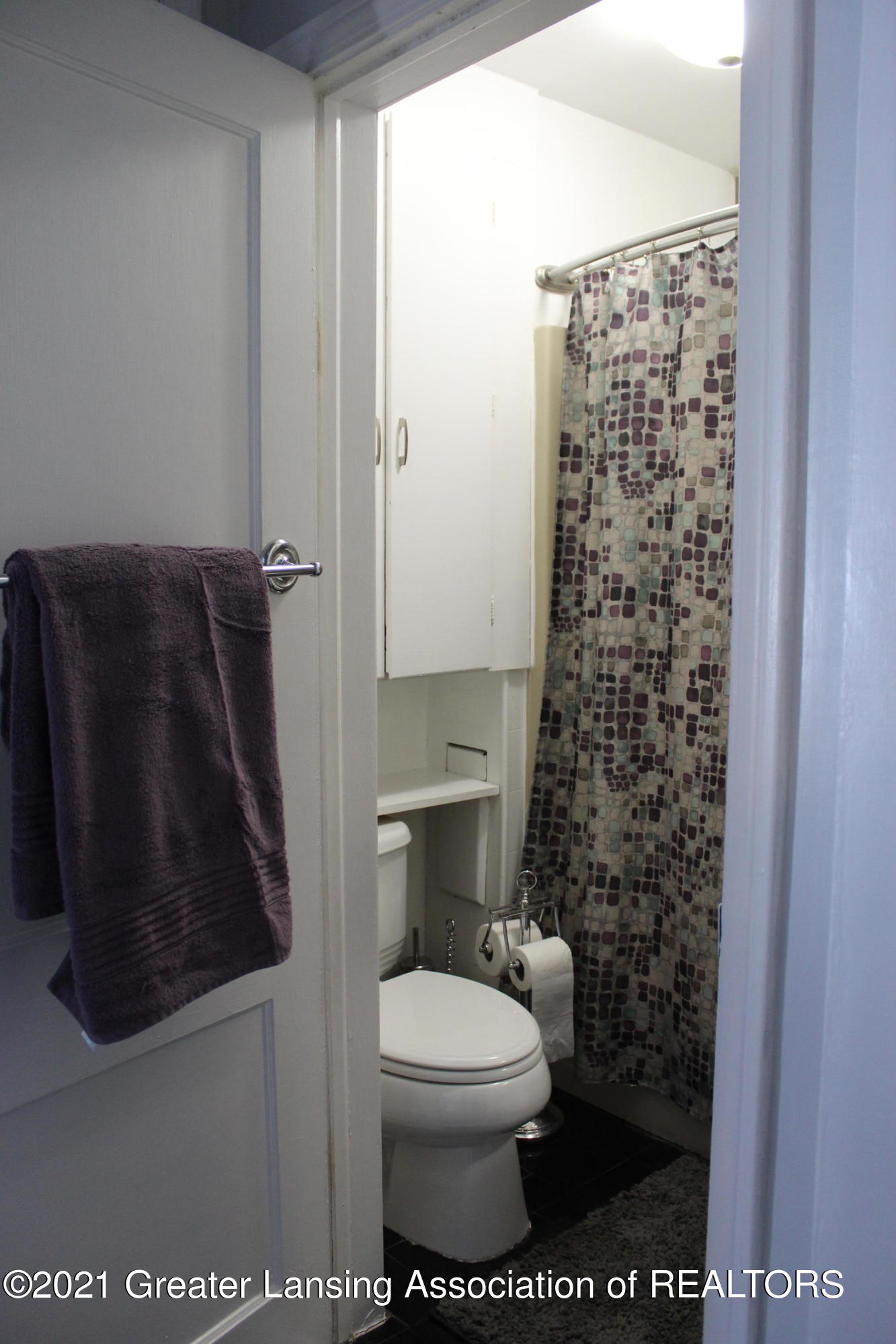 2822 North Aurelius Road Lansing, MI 48910 - Photo 16 of 50 17 - bath