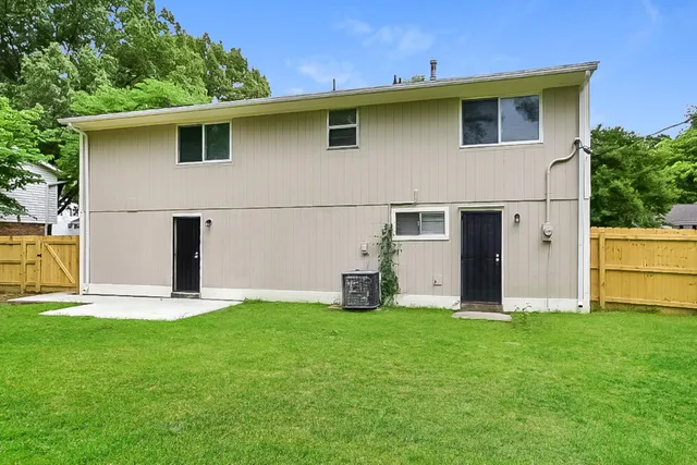a view of a house with a yard