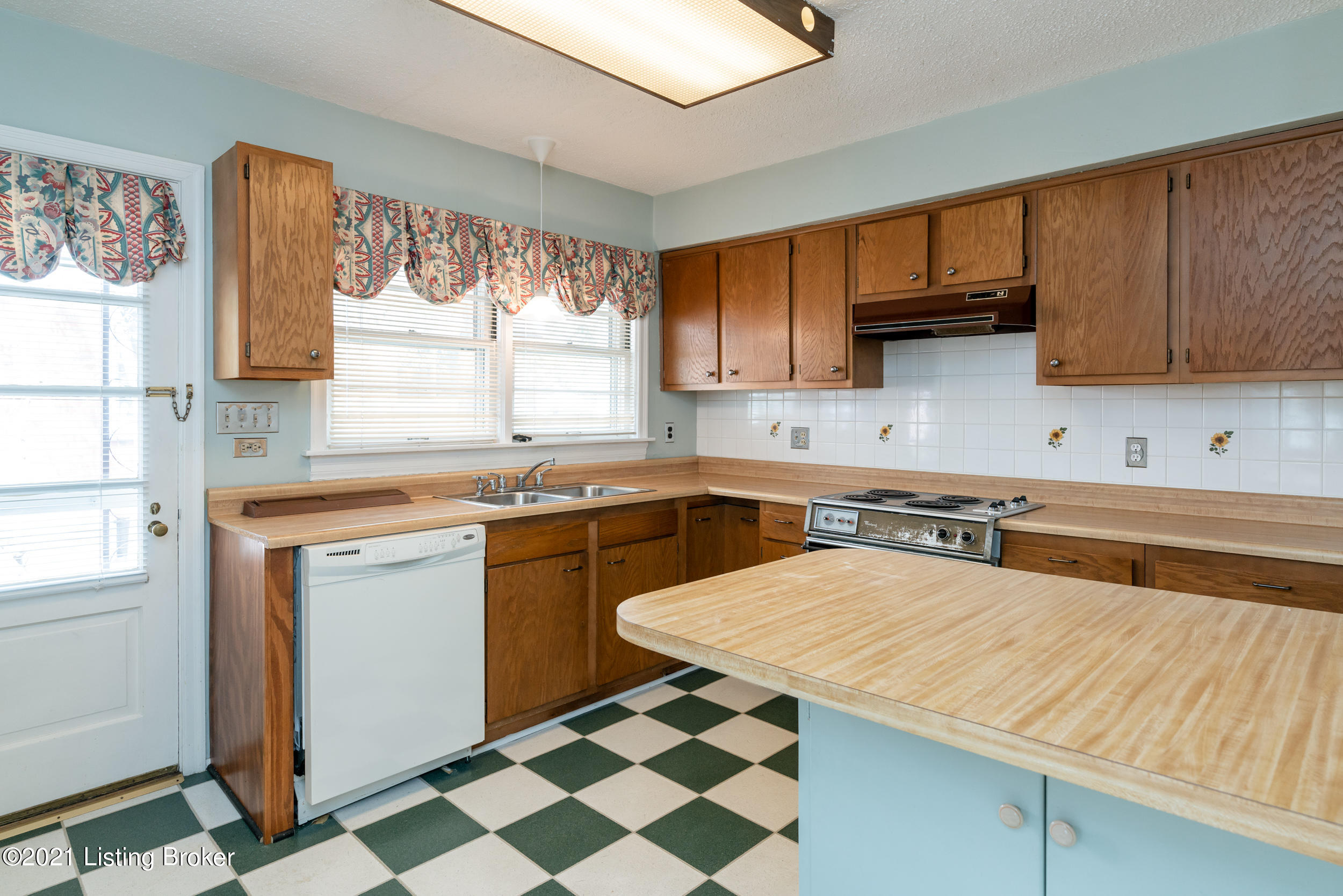 309 Tyne Road Louisville, KY 40207 - Photo 11 of 42 Kitchen