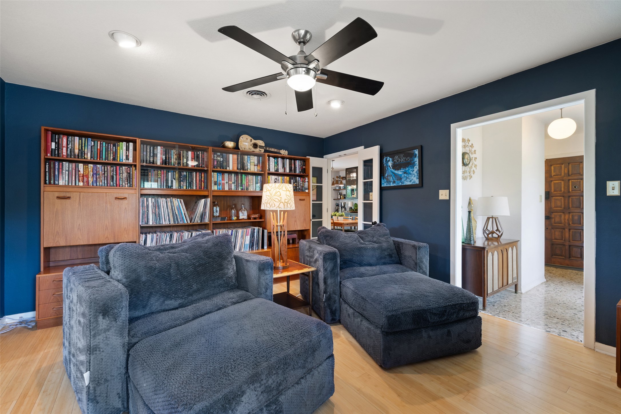 1712 McCoy Place Georgetown, TX 78626 - Photo 18 of 34 a living room with furniture and a book shelf