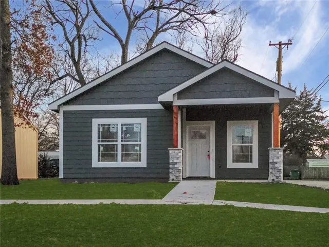 $179,900 | 612 East 6th Street, Ottawa, KS 66067