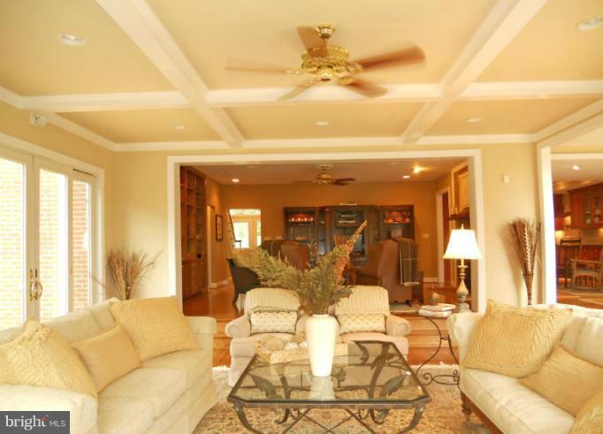 6200 Evergreen Mountain Road Broad Run, VA 20137 - Photo 4 of 29 Living Room