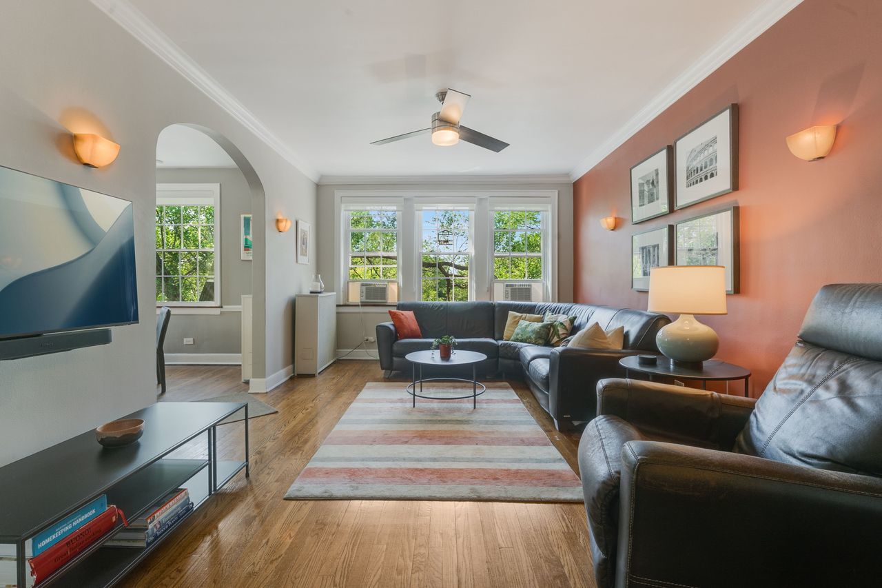 1217 Hull Terrace, Unit 3A Evanston, IL 60202 - Photo 2 of 28 a living room with furniture and a flat screen tv