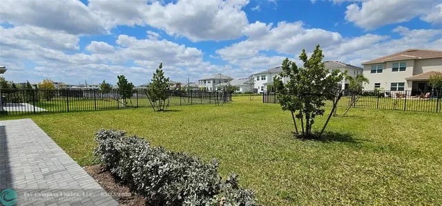 a view of a house with backyard