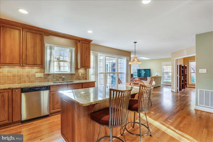17818 Dr Walling Road Poolesville, MD 20837 - Photo 18 of 128 Beautiful flow into the Breakft area and Family Ro