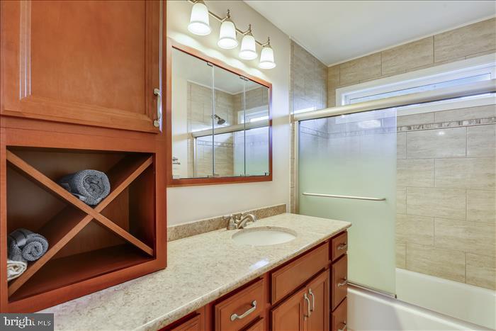17818 Dr Walling Road Poolesville, MD 20837 - Photo 63 of 128 Full Hall Bath