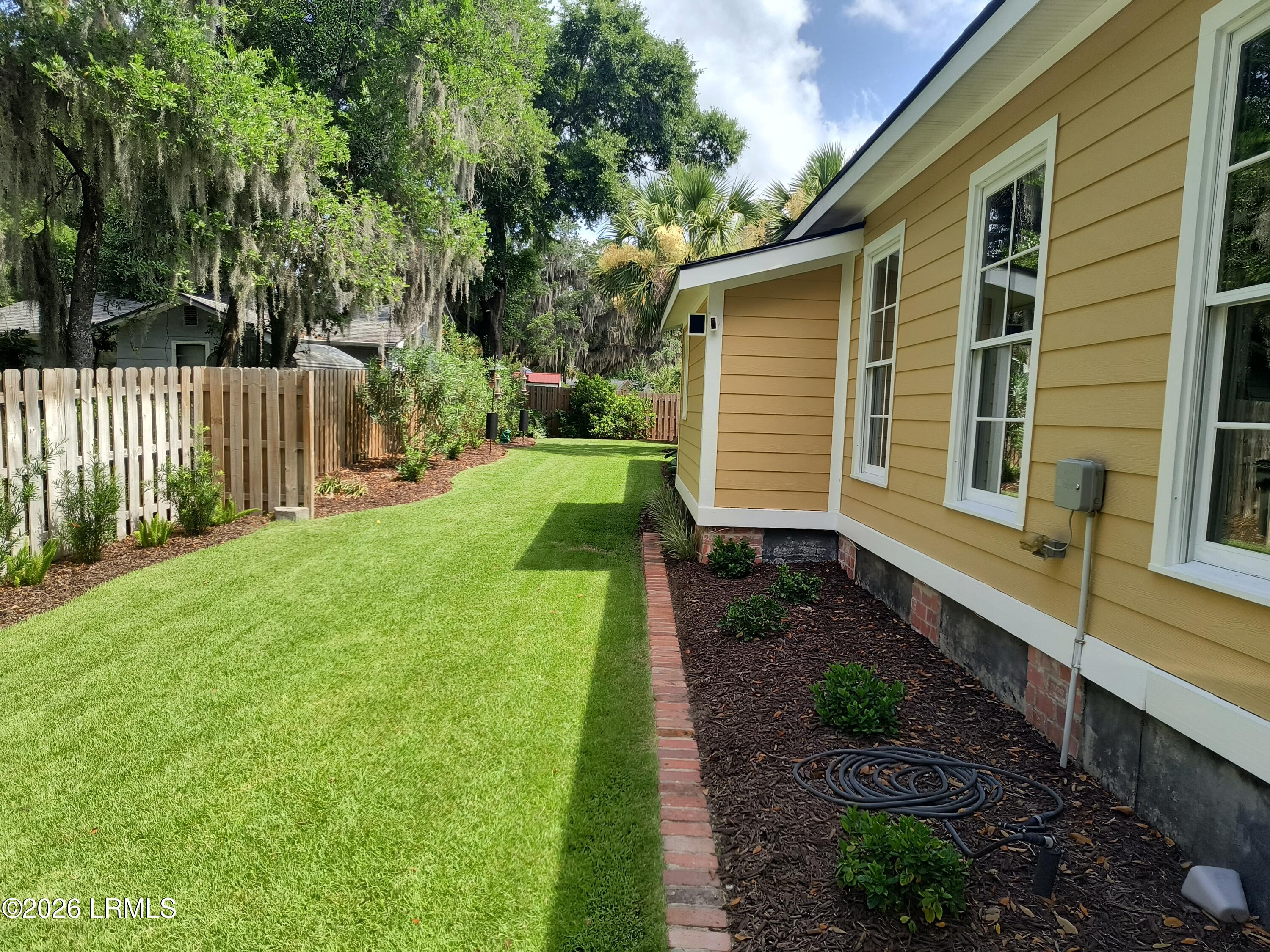 1111 Washington Street Beaufort, SC 29902 - Photo 3 of 31 Side yard