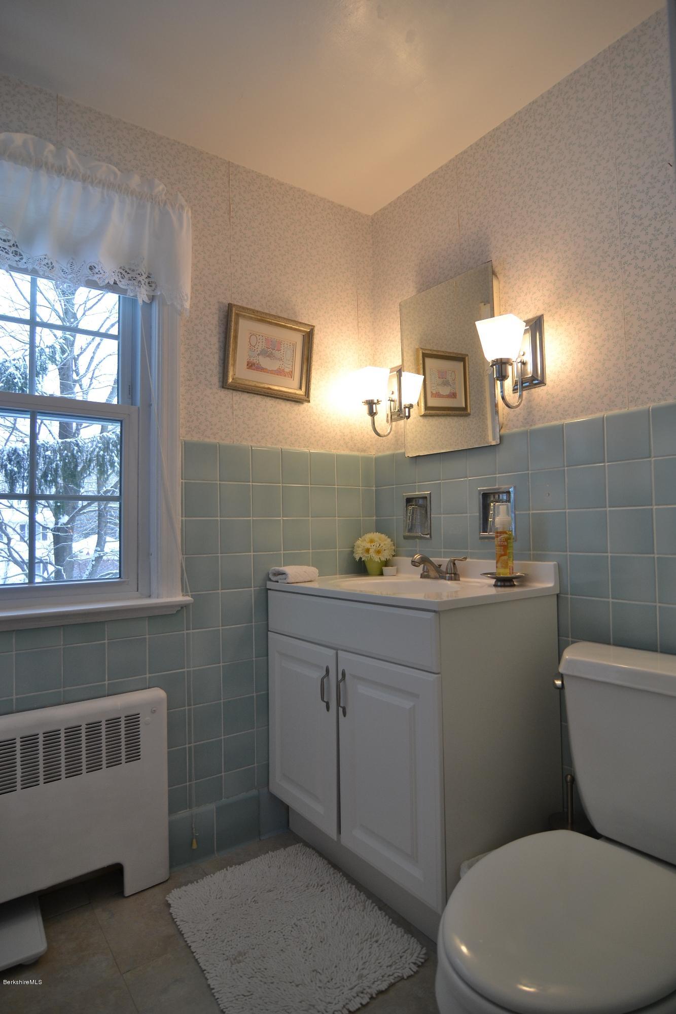 275 Holmes Road Pittsfield, MA 01201 - Photo 22 of 41 Bath 1