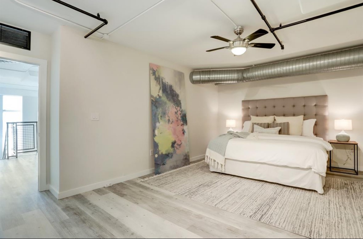 2000 Bagby Street, Unit 9420 Houston, TX 77002 - Photo 15 of 30 a bedroom with a bed and a ceiling fan