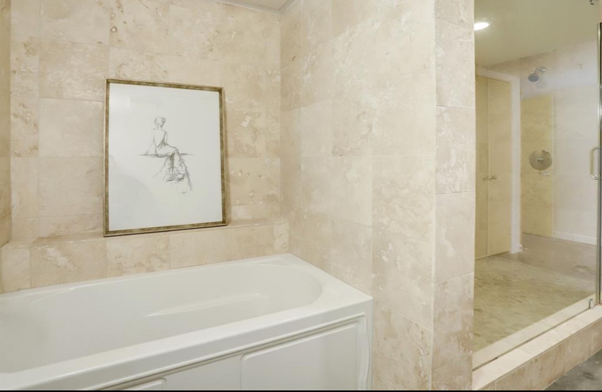 2000 Bagby Street, Unit 9420 Houston, TX 77002 - Photo 18 of 30 a bathroom with a bathtub