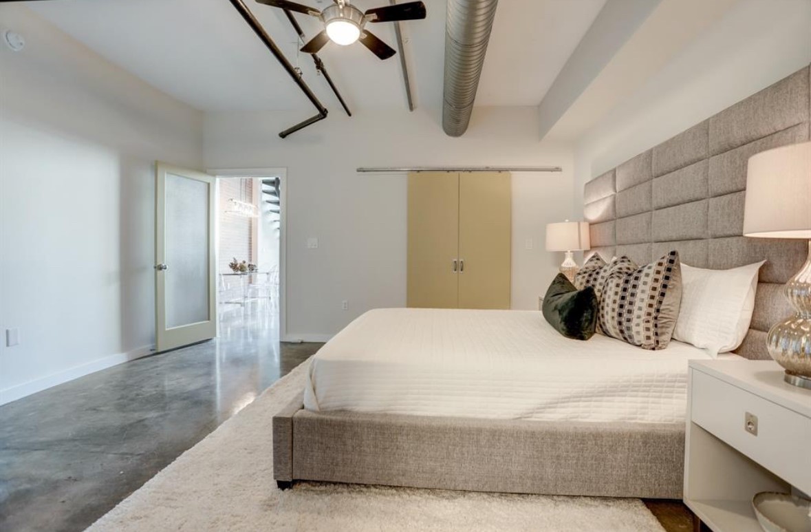 2000 Bagby Street, Unit 9420 Houston, TX 77002 - Photo 20 of 30 a bedroom with a bed and a chandelier