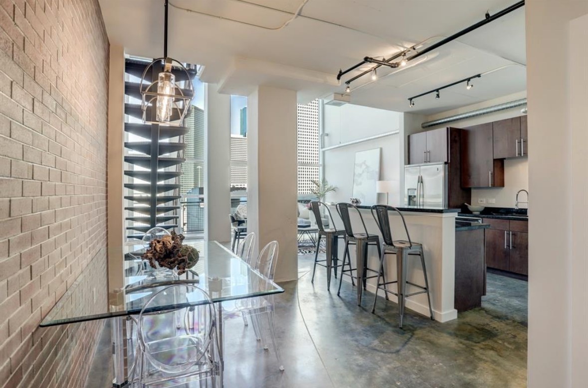 2000 Bagby Street, Unit 9420 Houston, TX 77002 - Photo 2 of 30 a dining room with furniture and a floor to ceiling window