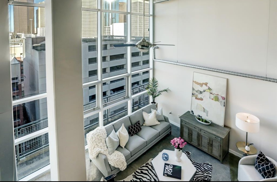 2000 Bagby Street, Unit 9420 Houston, TX 77002 - Photo 22 of 30 a living room with furniture a rug and a window