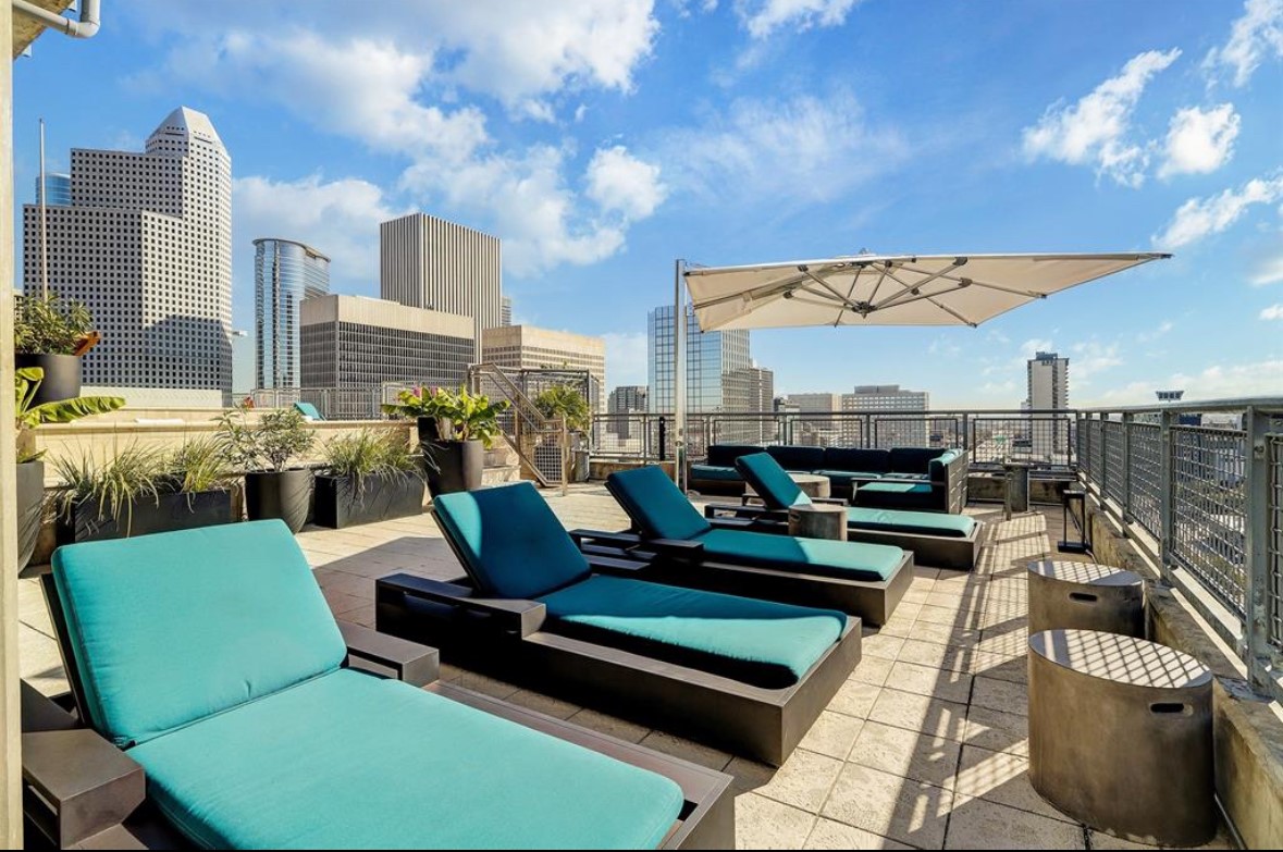 2000 Bagby Street, Unit 9420 Houston, TX 77002 - Photo 25 of 30 a roof deck with patio table and chairs