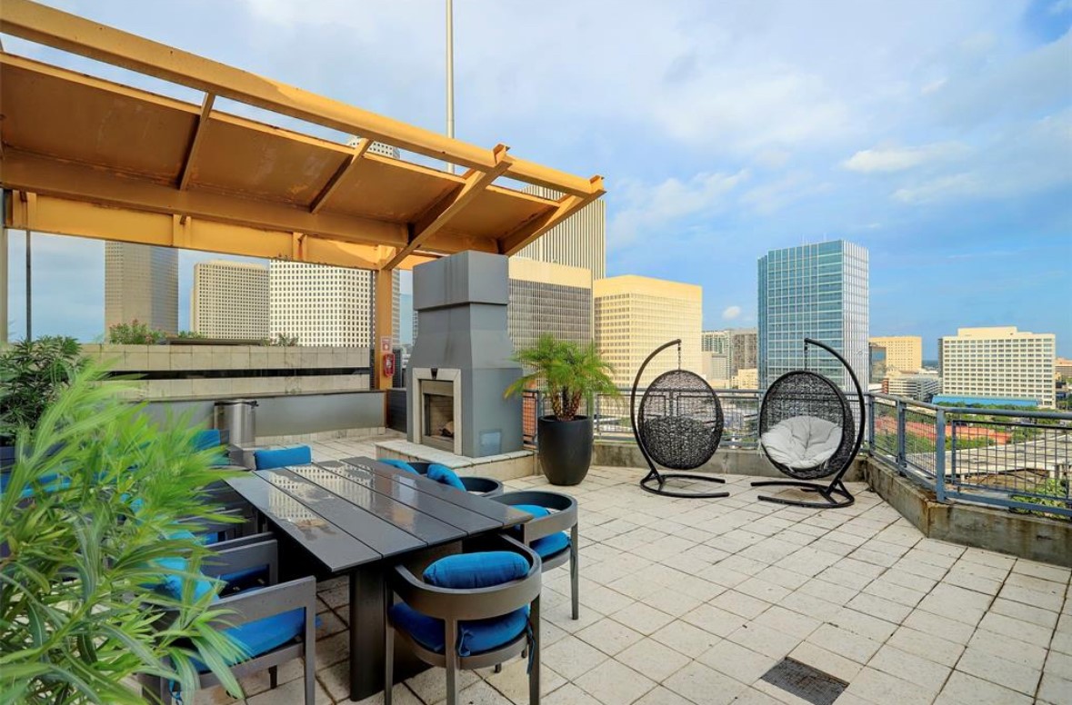 2000 Bagby Street, Unit 9420 Houston, TX 77002 - Photo 27 of 30 a backyard of a house with table and chairs