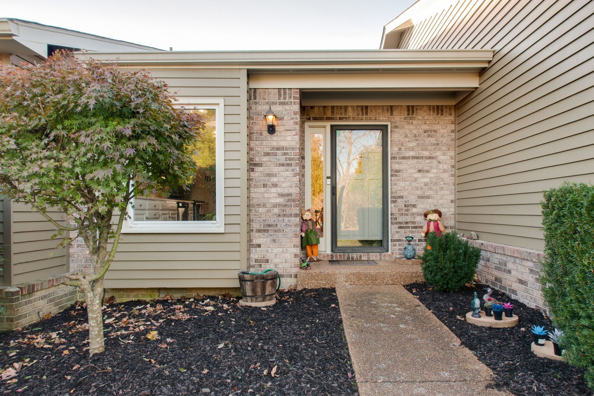 149 Morton Mill Circle Nashville, TN 37221 - Photo 4 of 27 a front view of a house with garden
