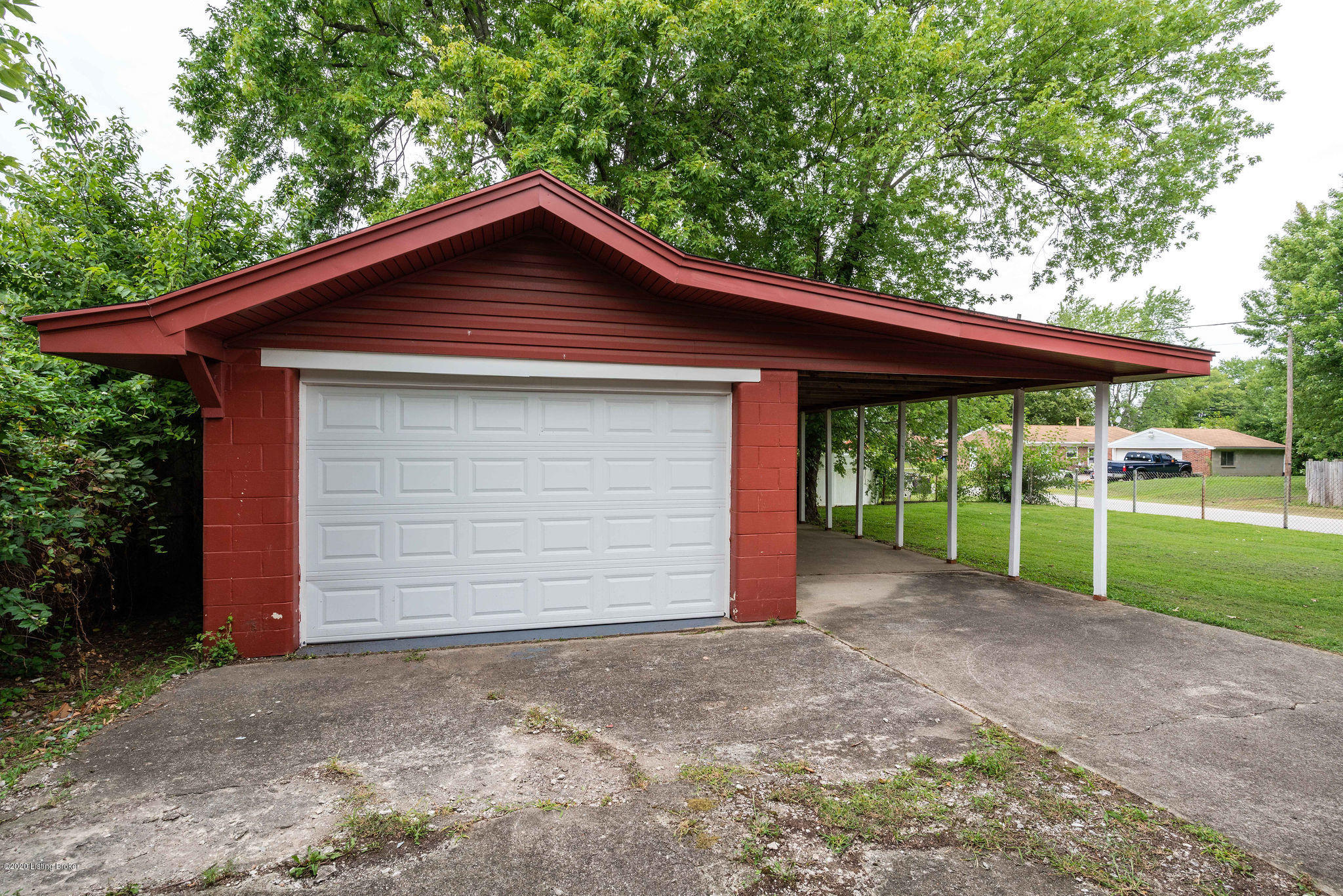497 Blossom Road Louisville, KY 40229 - Photo 26 of 31 Garage