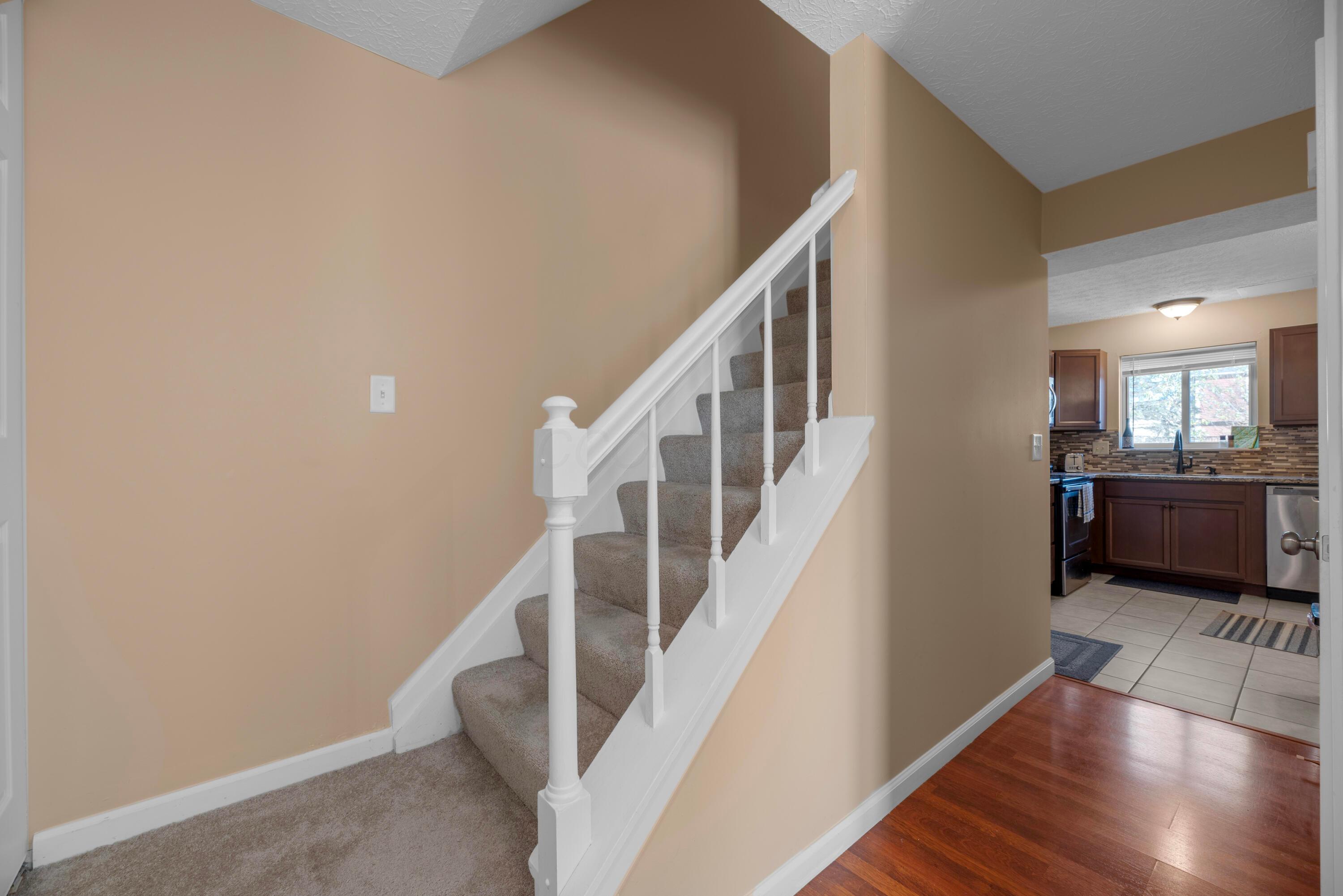 1710 Boulder Court Powell, OH 43065 - Photo 3 of 45 Foyer view to kitchen