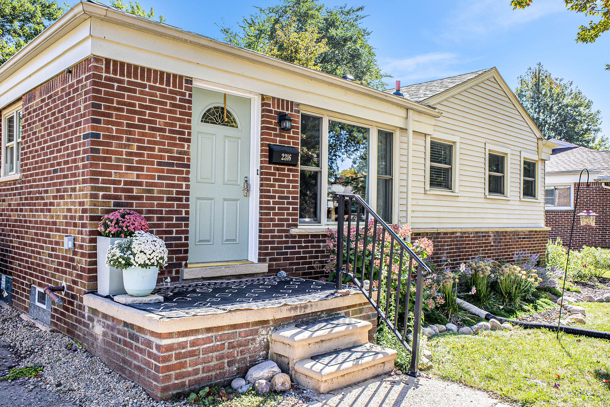 2316 Barstow Road Lansing, MI 48906 - Photo 3 of 25 004_img_2744_679