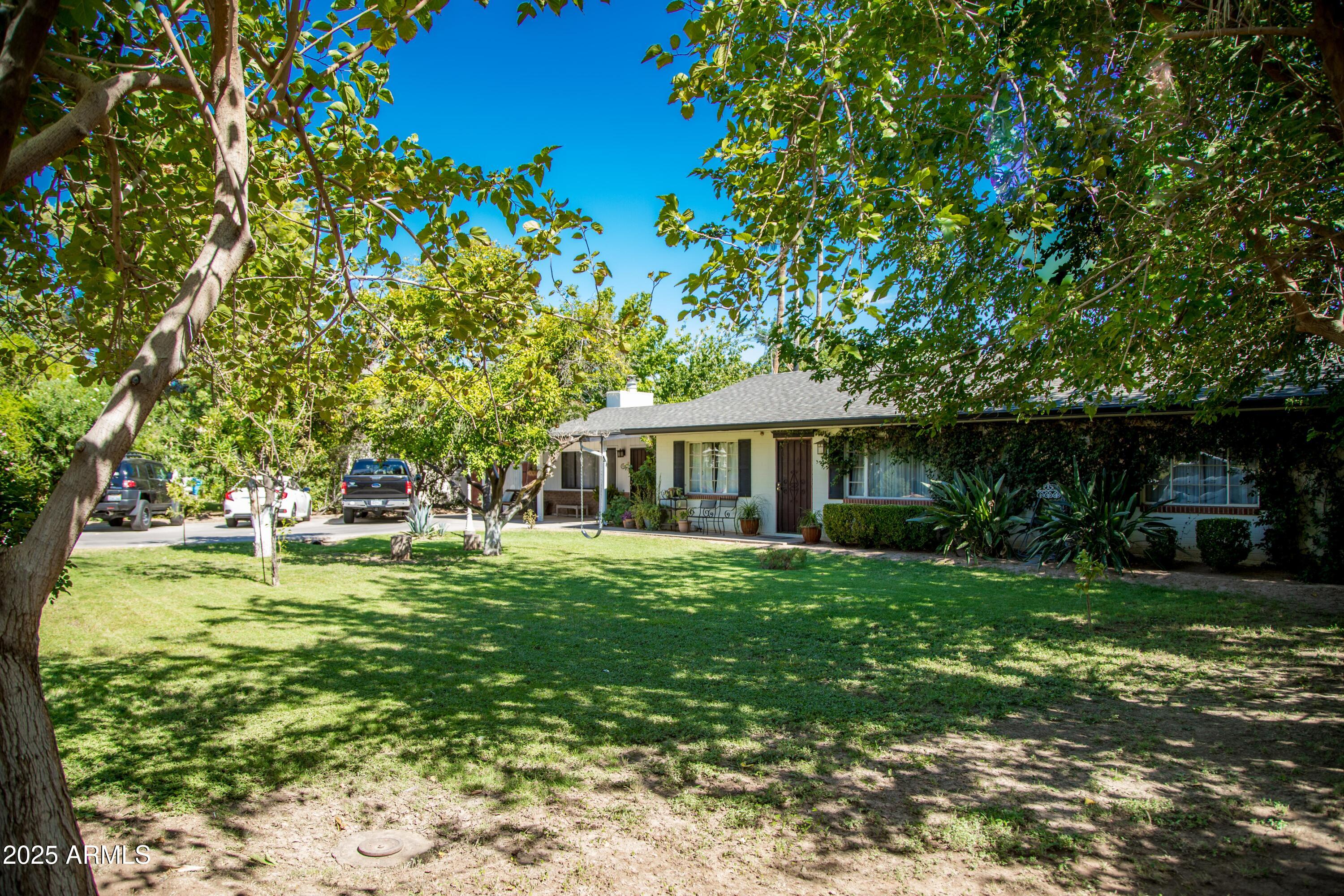 37 West Pasadena Avenue Phoenix, AZ 85013 - Photo 4 of 37 a front view of a house with garden