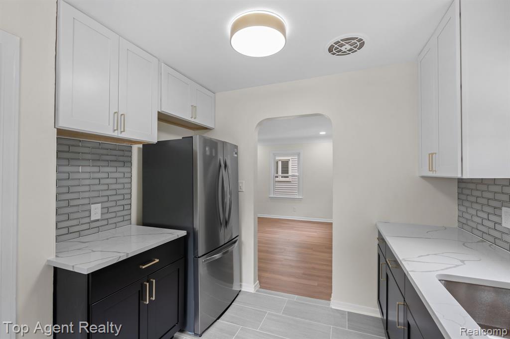 2169 Roslyn Road Grosse Pointe Woods, MI 48236 - Photo 11 of 43