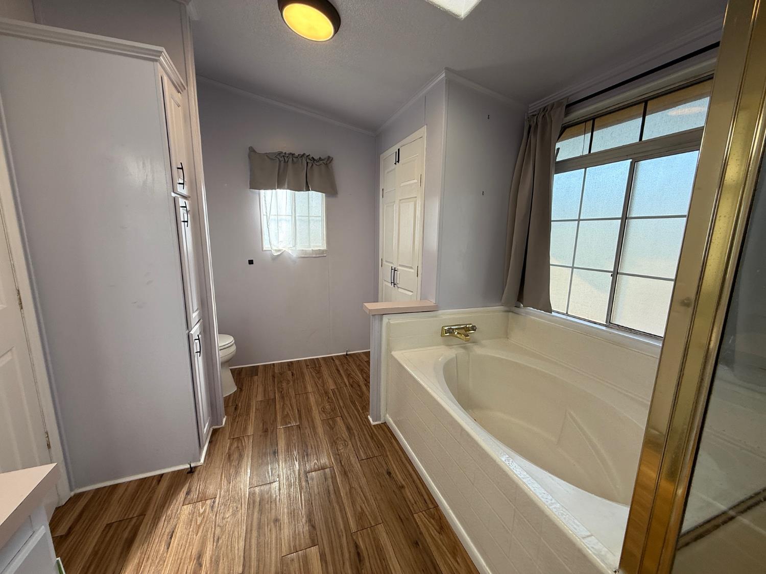 908 Atlantic Street, Unit 33 Roseville, CA 95678 - Photo 31 of 31 a bathroom with a bathtub and a window