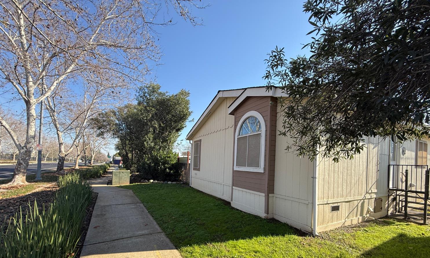 908 Atlantic Street, Unit 33 Roseville, CA 95678 - Photo 5 of 31 a backyard of a house with lots of green space