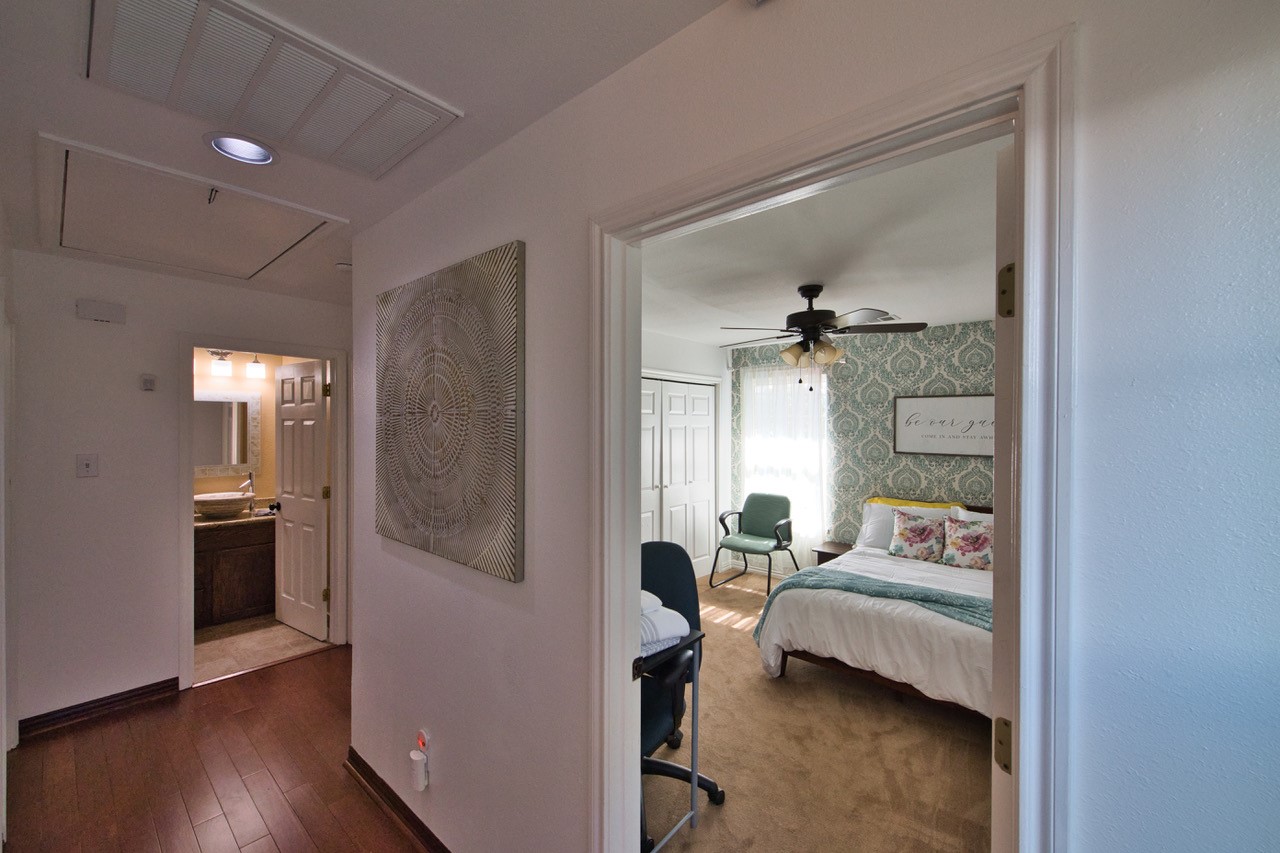 6703 Winton Street Houston, TX 77021 - Photo 27 of 49 Hallway upstairs