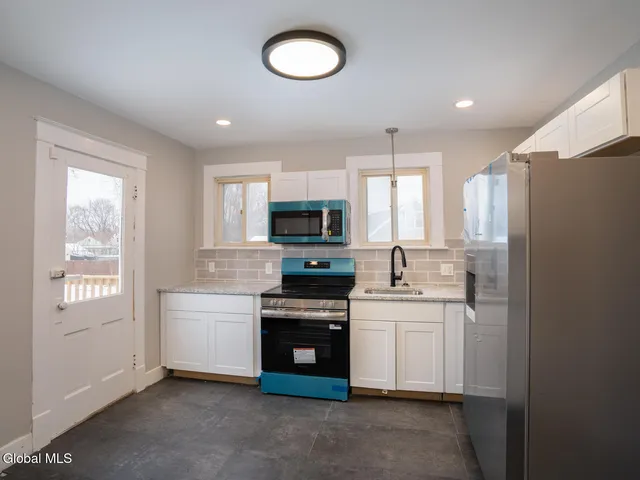 $385,000 | 21 Bruen Court, East Greenbush, NY 12144