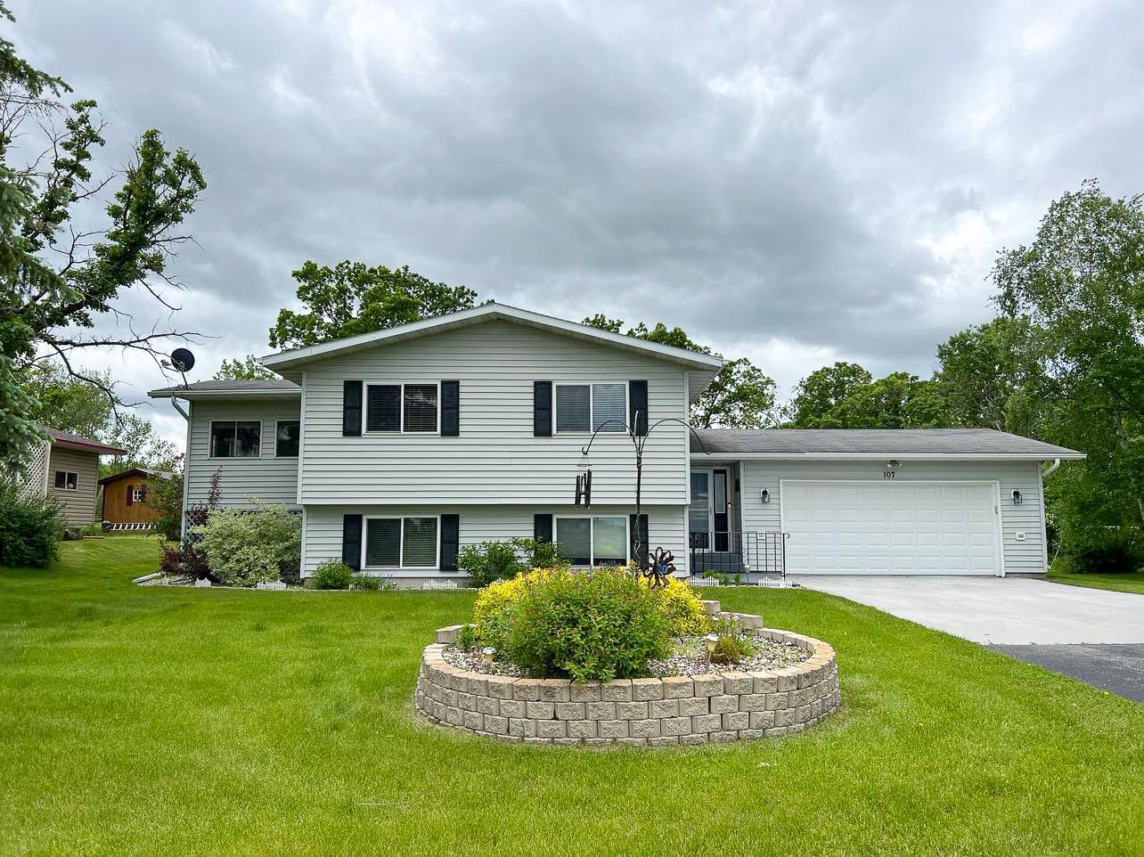 107 Harding Street Karlstad, MN 56732 - Photo 3 of 33