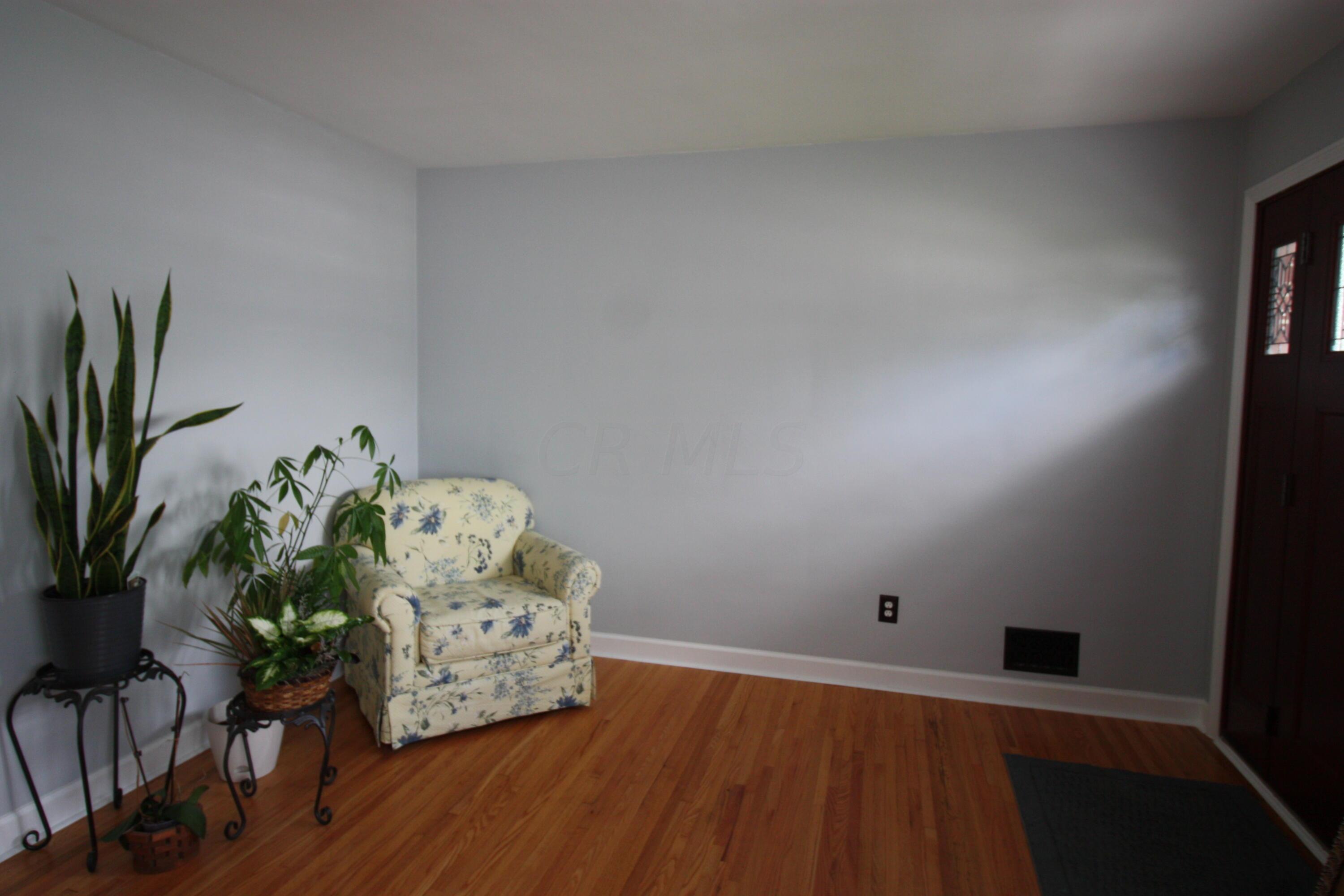330 Topsfield Road Columbus, OH 43228 - Photo 5 of 28 Large entry way