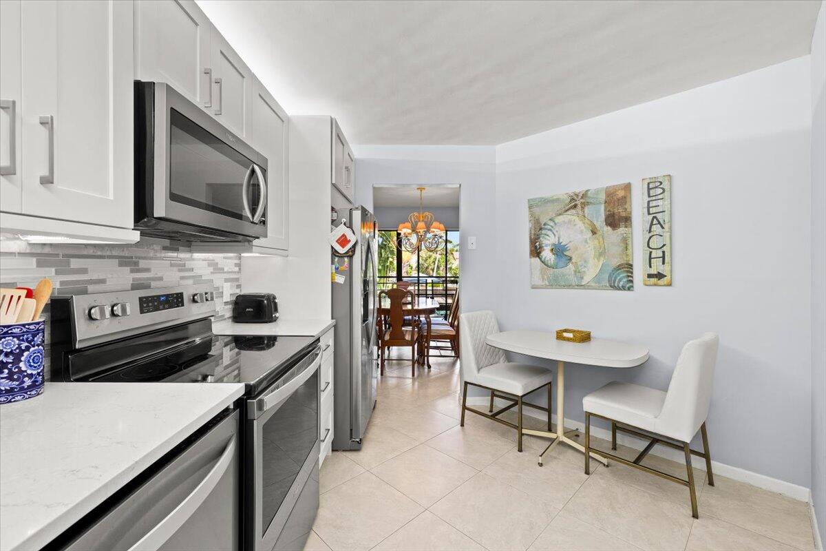 5851 Camino Del Sol, Unit 203 Boca Raton, FL 33433 - Photo 4 of 33 KITCHEN