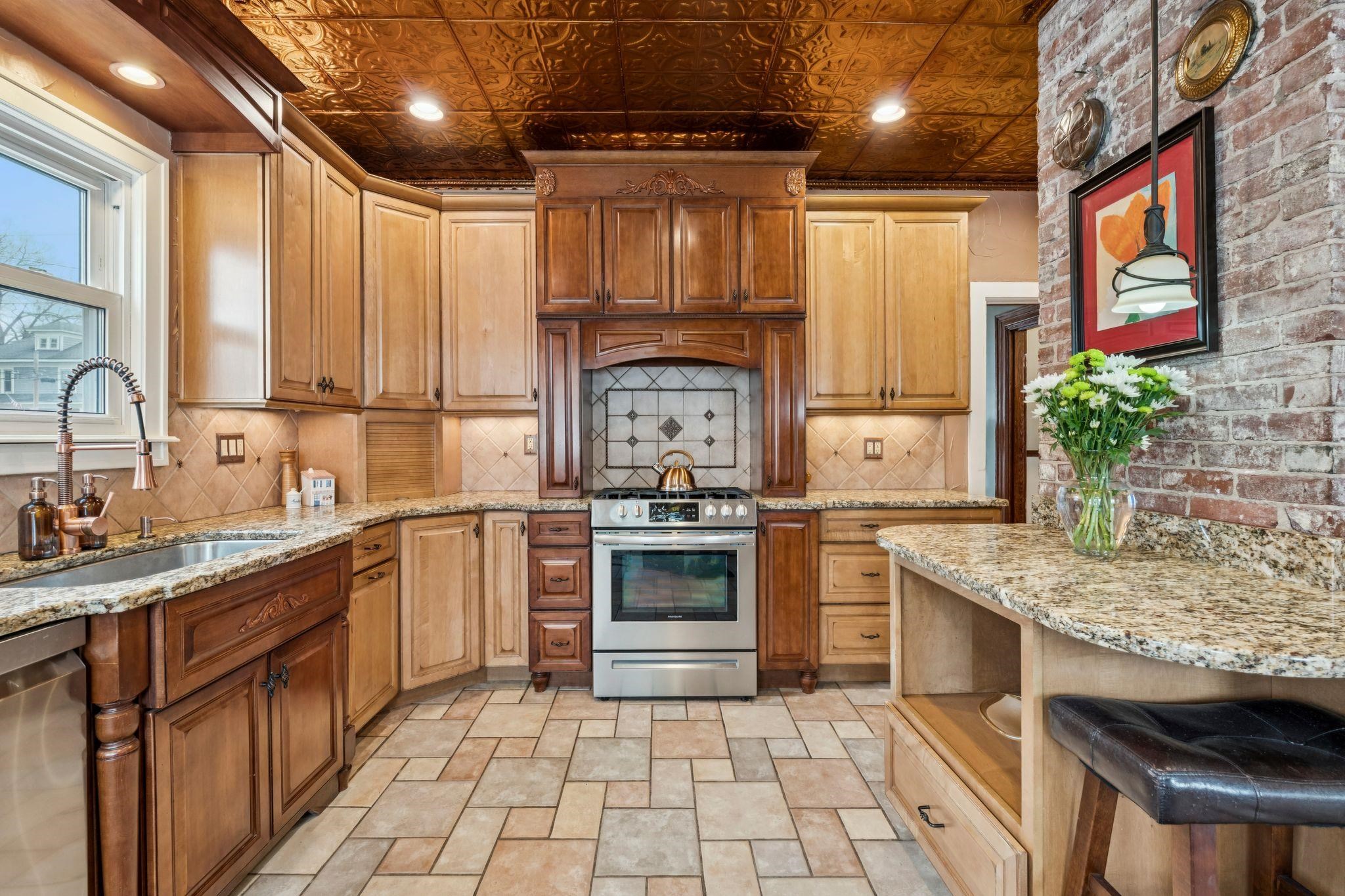 944 Chestnut Street Manchester, NH 03104 - Photo 14 of 49