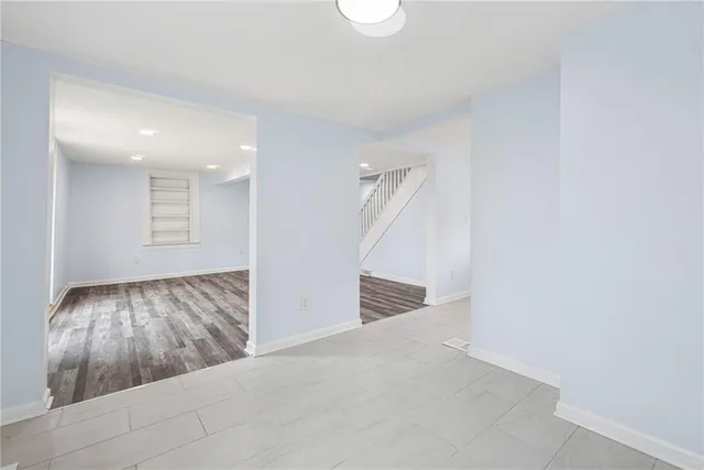 an entryway in an empty room with windows