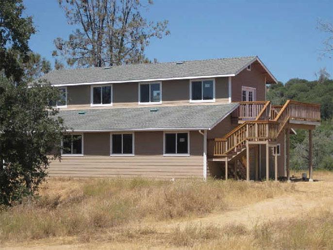 4195 Stumpfield Mountain Road Mariposa, CA 95338 - Photo 3 of 14 a front view of a house with garage