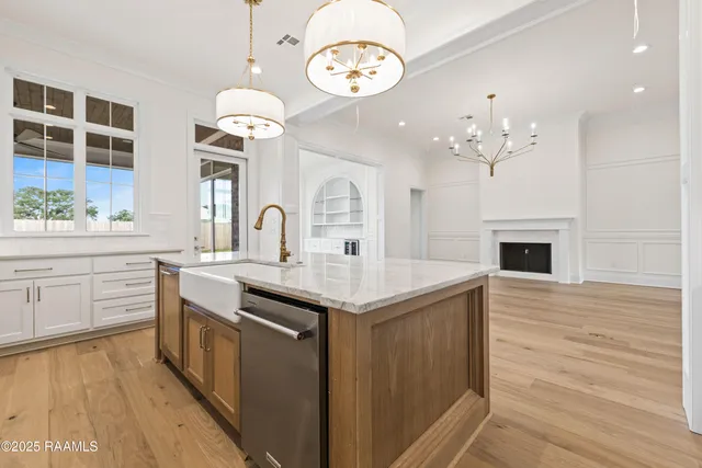 $999,999 | 208 Crossbill Drive, Lafayette, LA 70508