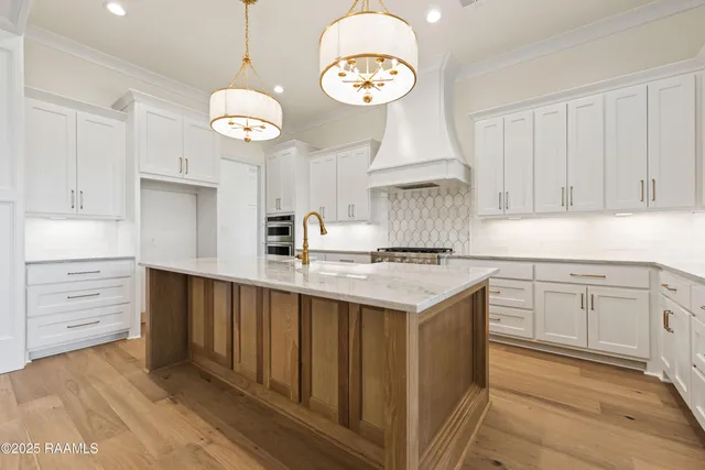 $999,999 | 208 Crossbill Drive, Lafayette, LA 70508