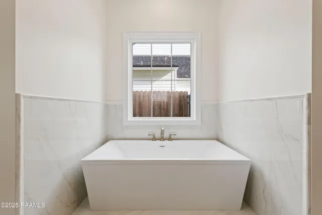 $999,999 | 208 Crossbill Drive, Lafayette, LA 70508