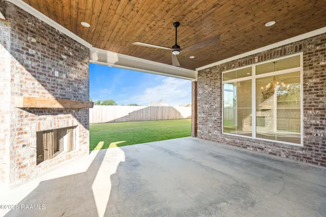 $999,999 | 208 Crossbill Drive, Lafayette, LA 70508