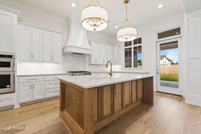 $999,999 | 208 Crossbill Drive, Lafayette, LA 70508