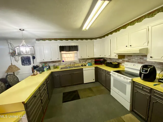 $187,000 | 557 West McPherson Drive, Monticello, MS 39654