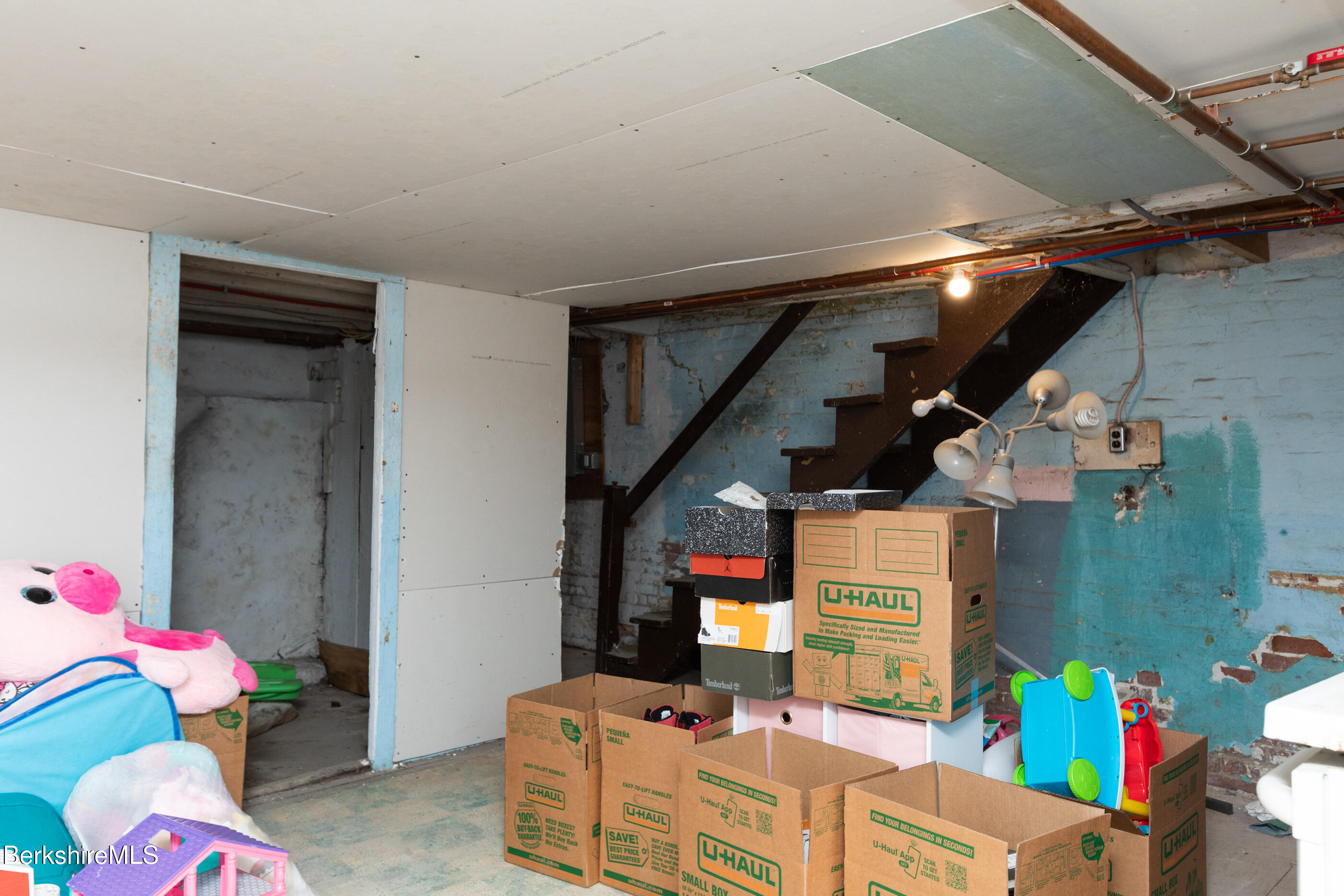 81-83 Pecks Road Pittsfield, MA 01201 - Photo 27 of 30 image-40