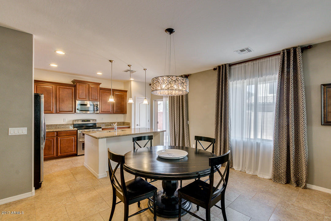 1672 South Roles Drive Gilbert, AZ 85295 - Photo 12 of 50 12-Roles